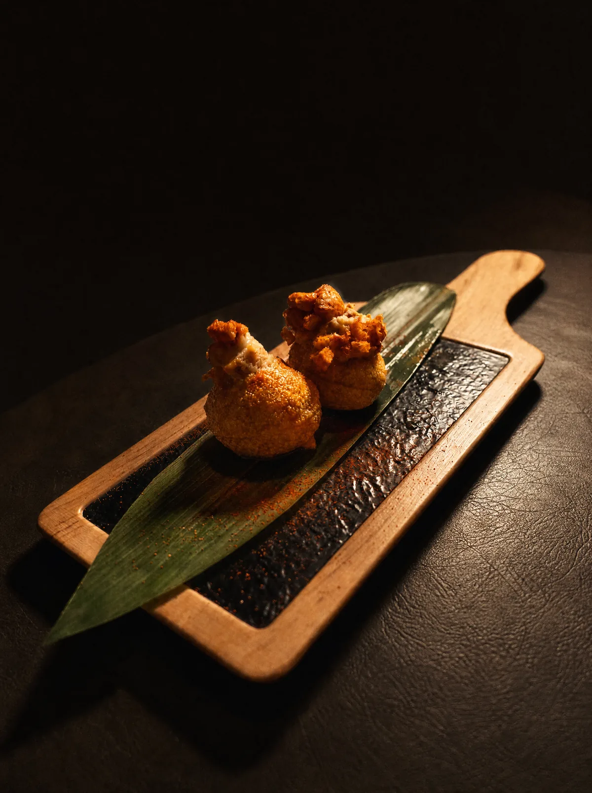 Croquetas del chef recién hechas sobre tabla